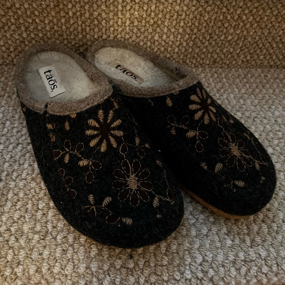 Taos clogs, Woolderness 2 charcoal clogs in size US 8-81/2